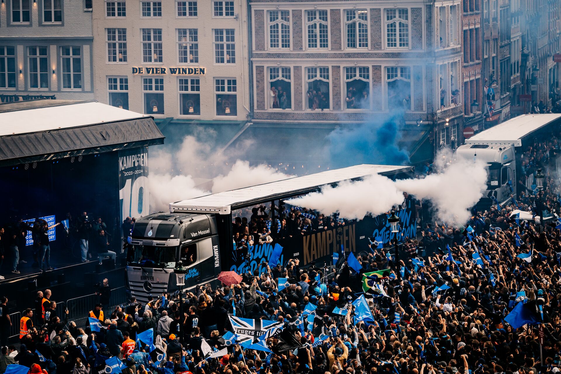 Massa fans op de Markt van Brugge tijdens kampioenenviering